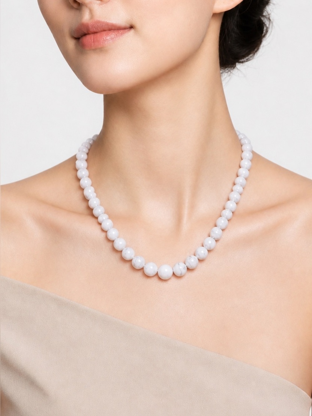 Womenโs Vintage Howlite Bead Necklace With 14k Gold Clasp